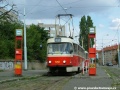 Souprava vozů T3SUCS ev.č.7291+7216 vypravená na odkloněnou linku 19 odbavuje cestující ve výstupní zastávce vnější koleje smyčky Kotlářka. | 11.8.2006
