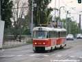 Souprava vozů T3M ev.č.8016+8103 vypravená na linku 3 projíždí světelně řízenou křižovatku s Jankovcovou ulicí k zastávce Maminy | 7.6.2010