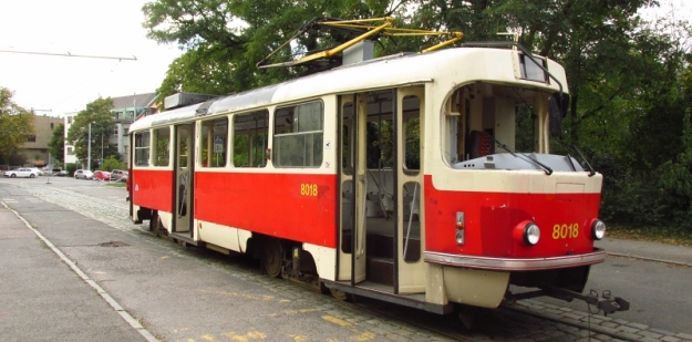 V ulici Hládkov se uskutečnilo cvičení záchranářů simulující záchranu zraněných z převrácené tramvaje po střetu s nákladním automobilem. Ke cvičení posloužil uměle vykolejený a převrácený vyřazený vůz T3M ev.č.8018. | 18.9.2015