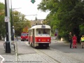 V ulici Hládkov se uskutečnilo cvičení záchranářů simulující záchranu zraněných z převrácené tramvaje po střetu s nákladním automobilem. Ke cvičení posloužil uměle vykolejený a převrácený vyřazený vůz T3M ev.č.8018. | 18.9.2015