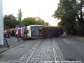 V ulici Hládkov se uskutečnilo cvičení záchranářů simulující záchranu zraněných z převrácené tramvaje po střetu s nákladním automobilem. Ke cvičení posloužil uměle vykolejený a převrácený vyřazený vůz T3M ev.č.8018. | 18.9.2015