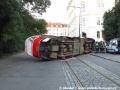 V ulici Hládkov se uskutečnilo cvičení záchranářů simulující záchranu zraněných z převrácené tramvaje po střetu s nákladním automobilem. Ke cvičení posloužil uměle vykolejený a převrácený vyřazený vůz T3M ev.č.8018. | 18.9.2015