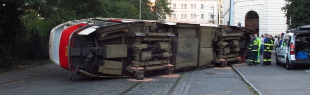 V ulici Hládkov se uskutečnilo cvičení záchranářů simulující záchranu zraněných z převrácené tramvaje po střetu s nákladním automobilem. Ke cvičení posloužil uměle vykolejený a převrácený vyřazený vůz T3M ev.č.8018. | 18.9.2015