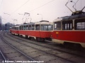 Zcela unikátní série čtyř fotografií zachycených v prostoru rozřazovací koleje křižovatky Prašný most zachycuje nejen podobu tramvajové tratě kryté zádlažbovými panely z osmdesátých let, ale také přepravu kanibalizovaných skříní vyřazených vozů na tzv.dlouhý kabel mezi provozními vozy, na tomto snímku jde o soupravu T3M ev.č.8019+T3 ev.č.6322+T3M ev.č.8022 | 12.2.1994