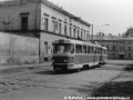 Souprava vozů T3M ev.č.8023+8019 vypravená na linku 15 vjíždí do jednokolejné částí tramvajové tratě v ulici Za Ženskými domovy, v popředí snímku je křížení s pivovarskou vlečkou. | 24.6.1979
