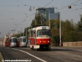 Zatímco vůz T3M ev.č.8029 vypravený na linku 15 vjíždí do úseku o vzájemném zákazu potkávání se protijedoucích tramvají s vozy typu 14T, vozy tohoto typu ev.č.9142 a 9143 vypravené na linku 12 jsou v prostoru zastávky Libeňský most | 6.10.2009