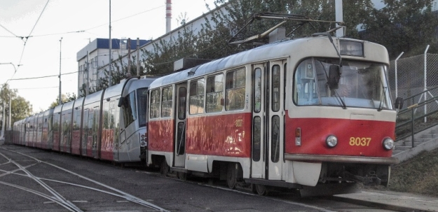 Odstavený vůz T3M ev.č.8037 v čele odstavených vozů Škoda 14T v Ústředních dílnách. | 25.8.2014