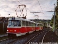 Souprava vozů T3M ev.č.8054+8099 vypravená na odkloněnou linku 6 míří na samostatném tělese k zastávce Vozovna Hloubětín. | podzim 2001