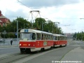 Souprava vozů T3M ev.č.8058+8059 vypravená na linku 4 vjíždí do zastávky Želivského | 28.7.2004