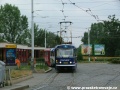 Souprava vozů T3M ev.č.8065+8010 vypravená na linku 4 odbočuje nejdelším obloukem křižovatky dolní Palmovka od Sokolovské ulice do ulice Na Žertvách | 26.7.2004