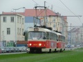 Souprava vozů T3M2-DVC ev.č.8072+8015 uhání zatravněným úsekem tramvajové tratě u zastávky Sazka aréna na Palmovku pro „depácký oběd“. | 16.10.2006