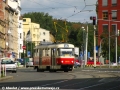 Díky zoomu vypadá tramvajová trať u zastávky Nádraží Vysočany s projíždějícím vozem T3M2-DVC ev.č.8076 vypraveným na linku 15 jako neskutečně oblouková... | 6.9.2009