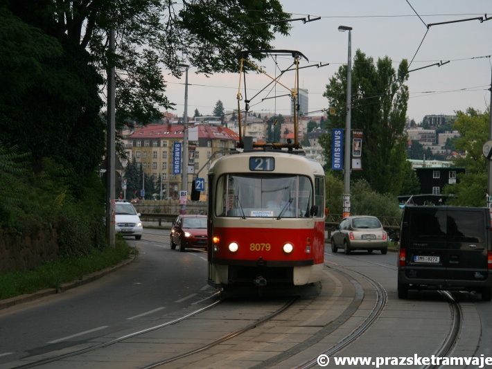 Vůz T3M2-DVC ev.č.8079 vypravený hloubětínskou vozovnou na linku 21 míří do Vyšehradského tunelu. | 15.7.2008