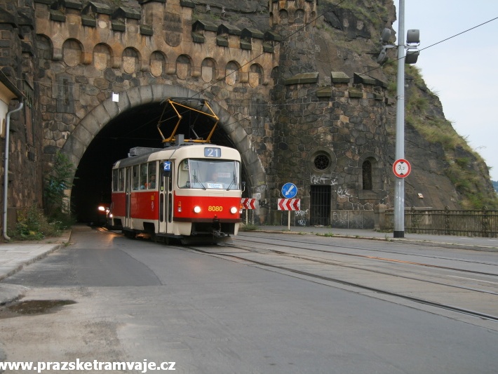 Vůz T3M2-DVC ev.č.8080 vypravený hloubětínskou vozovnou na linku 21 opouští do Vyšehradský tunel. | 15.7.2008