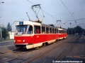 Souprava vozů T3M ev.č.8082+8083 vypravená na linku 8 vjíždí do zastávky Vozovna Střešovice, ano i v takovém stavu jsme provozovali pražské tramvaje, vytažené doslova z kopřiv před příchodem vozů T6A5 | 13.10.1994