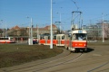 Souprava vozů T3M #8086+8031 vypravená na linku 20 odbočuje od Dejvické k Vítěznému náměstí. | 21.2.2004