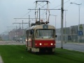 Vůz T3M2-DVC ev.č.8087 vypravený na linku 5 míří zatravněným úsekem tramvajové tratě podél Sazka arény do hloubětínské vozovny. | 16.10.2004