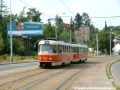 Souprava vozů T3M ev.č.8094+8095 vypravená na linku 4 klesá k zastávce Krematorium Motol. | 17.8.2004