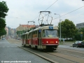 Souprava vozů T3M ev.č.8096+8011 vypravená na linku 4 uhání po trati tvořené velkoplošnými panely BKV od zastávky Poliklinika Vysočany. | 26.7.2004