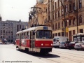 Vozovna Kobylisy dlouhodobě vypravovala do sítě tři vozy T3M. Jeden z nich, ev.č.8098 je zachycen na náměstí Republiky během vypravení na linku 33. | 15.8.2003
