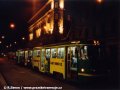 Souprava vozů T3M ev.č.8100+8101 vypravená na linku 55 vyčkává v centrální přestupní zastávce Lazarská na odjezd dle jízdního řádu. | 31.12.1995