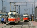 Setkání soupravy vozů T3M ev.č.8106+8103 vypravené na linku 3 v zastávce Nádraží Libeň se soupravou vozů T3M ev.č.8105+8070 na stejné lince, aneb poslední a předposlední „emka“ vedle sebe. | 27.3.2004