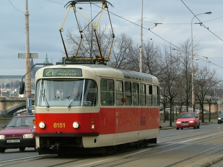 První dodaný vůz typu T3R.PV ev.č.8151 vypravený motolskou vozovnou na linku 21 uhání Rašínovým nábřežím k zastávce Výtoň. | 15.3.2004