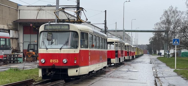Vůz T3R.PV #8153 (→ ex T3 #6103) odstavený ve společnosti skříní vozů T3R.PLF a vozů KT8D5 z maďarského Miskolce na povrchové koleji v Opravně tramvají. Komponenty vozu by měly posloužit pro vznik vozu T3R.PLF #8298. | 30.3.2023