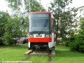 Pro budoucnost zachovaná čelní část karoserie vozu T3R ev.č.8205 vystavená jako pomník v parčíku v areálu Opravny tramvají. | 31.5.2006