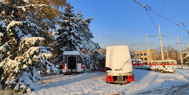 Také pražskou Opravnu tramvají zasypala na počátku prosince sněhová nadílka. | 3.12.2023