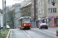 Vůz T3R.P #8213 vypravený na linku 7 překonává světelně řízenou křižovatku Radlické a Ostrovského ulice. | 19.11.2005