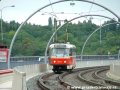 Vůz T3R.P ev.č.8214 vypravený na linku 13 klesá po mostě přes Růžičkovu rokli k terénní výspě pro nakolejování vozidel údržby | 5.8.2005