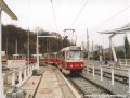 Souprava vozů T3R.P ev.č.8228+8218+8219 vyjíždí ze smyčky Hlubočepy do stejnojmenné zastávky. | 1.11.2003