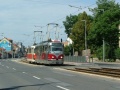 Souprava vozů T3R.PLF ev.č.8269+T3R.PV ev.č.8163 vypravená na linku 22 míjí při jízdě k zastávce Obora Hvězda protisměrnou zastávku Malý Břevnov. | 9.7.2011
