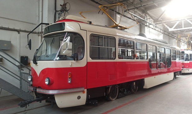 Další nový vůz T3R.PLF #8294 (→ ex T3R.PV #8182 → ex T3G #8200 → ex T3SU #7007) předaný do Prahy od výrobce KOS Krnov již v podobě takřka dokončeného vozu, který zbývá oživit. | 21.2.2023