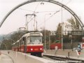 Souprava vozů T3R.P ev.č.8303+8211+8212 stoupá po mostní estakádě přes Růžičkovu rokli k zastávce Geologická. | 1.11.2003