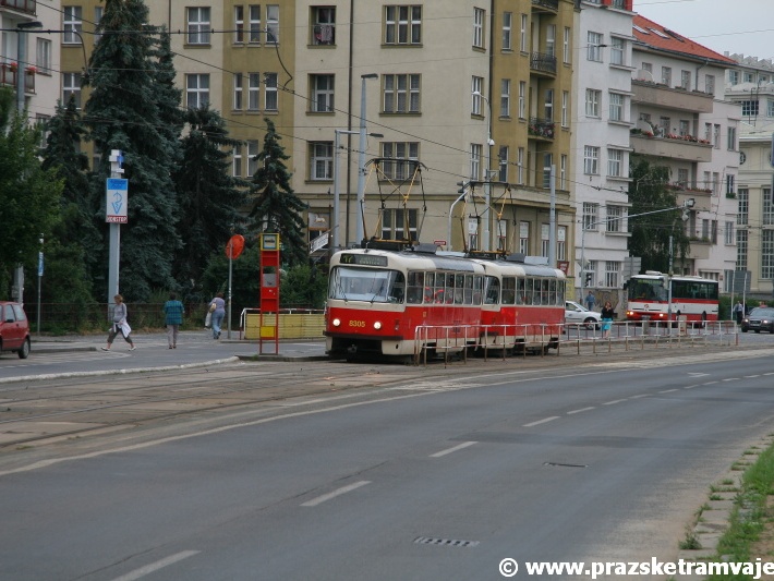 Souprava vozů T3R.P ev.č.8305+8304 vypravená na linku 17 stanicuje v zastávce Podolská vodárna. | 15.7.2008