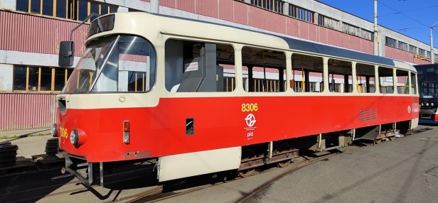 Na vytěžení komponentů pro budoucí vůz T3R.PLF dorazil do Opravny tramvají vůz T3R.P #8306 (→ ex T3 #6431). | 3.8.2023