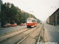 Vůz T3R.P ev.č.8306 vypravený na linku 7 míří po tramvajové trati, jenž připomínala svého času tankodrom, k zastávce Nové Strašnice. | 20.10.2001