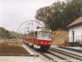 Souprava vozů T3R.P ev.č.8312+8313+8311 klesá okolo hlubočepské měnírny k mostní estakádě. | 1.11.2003