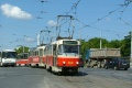 Souprava vozů T3R.P #8338+#8339 vypravená na linku 10 projíždí křižovatkou Strojimport na své odklonové trase ke Kubánskému náměstí. | 28. 7. 2004