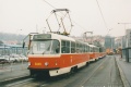 Během katastrofálních povodní roku 2002 byly na koleji od Ženských domovů odstavovány záložní vlaky vozoven Pankrác a Motol pro náhradu vlaků linky X-B, na snímku soupravy vozů T3R.P ev.č.8340+8341 a T6A5 ev.č.8625+8626. | 21.12.2002