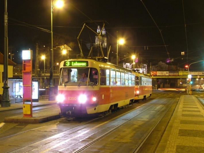 Souprava vozů T3R.P ev.č.8350+8351 vypravená na linku 3 stanicuje v zastávce Výtoň. | 18.2.2006