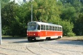 Vůz T3R.P ev.č.8356 vypravený na linku náhradní dopravy 33 opouští smyčku Dvorce výjezdovým obloukem ve směru do Braníka. | 4.8.2004