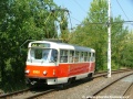 K zastávce Pobřežní cesta míří po přeložce tramvajové tratě z osmdesátých let sólo vůz T3R.P ev.č.8360 vypravený na linku náhradní dopravy 33. | 4.8.2004