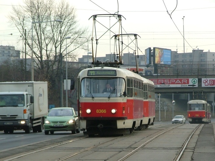 Souprava vozů T3R.P ev.č.8366+8367 vypravená na linku 11 míří Chodovskou ulicí k zastávce Teplárna Michle. | 1.12.2005