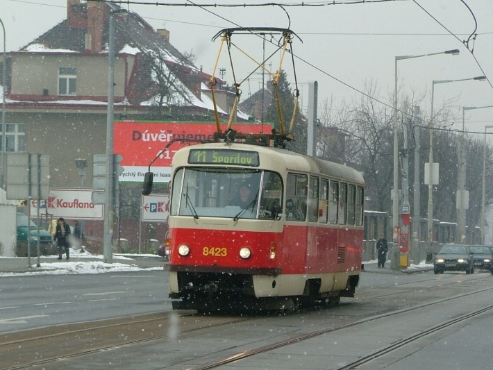 Vůz T3R.P ev.č.8423 vypravený na linku 11 opustil za počínající sněhové vánice zastávku Chodovská a míří na Spořilov. | 5.3.2005
