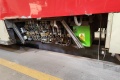 Tramvaj odbočovala u Nového Hloubětína vpravo a řidič automobilu nerespektoval její přednost v jízdě. Detailní snímek vozu T3R.P #8450 (→ ex T3 #6779) ukazuje rozsah poškození stykačové skříně pod vozem. | 20.7.2023