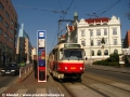 V zastávce Nádraží Vysočany zkušebně opatřené prototypem elektronického označníku zastávky stanicuje vůz T3R.P ev.č.8561 vypravený na linku 19. | 3.5.2009
