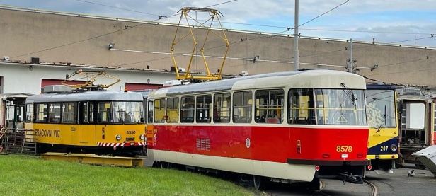 Vůz T3R.P #8578 (ex T3 #6826) během prohlídky stupně PO obdržel standardní podobu laku. Jde tak o další vůz, který přišel o stříbrno vínovou kombinaci vozů určených pro spřahování s vozy T3R.PLF. Na snímku zachycen s posunovacím vozem T3M #5550 (ex T3 #6284) a vozem KT8D5 #207 (ex DP Košice #507) odkoupeným z maďarského Miškovce. | 13.9.2022